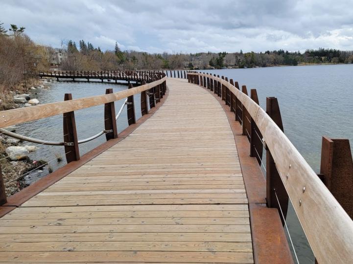 木板路

這條沿湖而建的木板路是很多市民工餘或假日散步和跑步的好地方。...