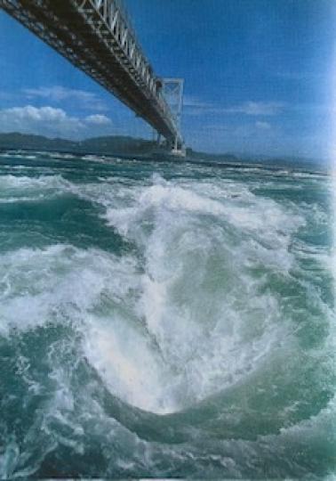 日本四國鳴門渦潮
北島縣與兵庫縣淡路島之間的鳴門海峽，賴瀨戶內海與太平洋的交匯處，聚集處緊1.4公里寬。由於海床呈「V」形，令中間水域的海流速度每小時20公里，為日本最快； ；相反海岸兩側淺灘則海域海...
