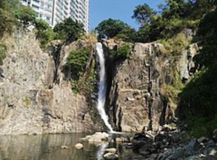 瀑布灣
瀑布灣位於香港島南區西南部，毗鄰華富邨，曾以瀑布而著名。上週五整天下大雨，使我想起大雨有如瀑布。...