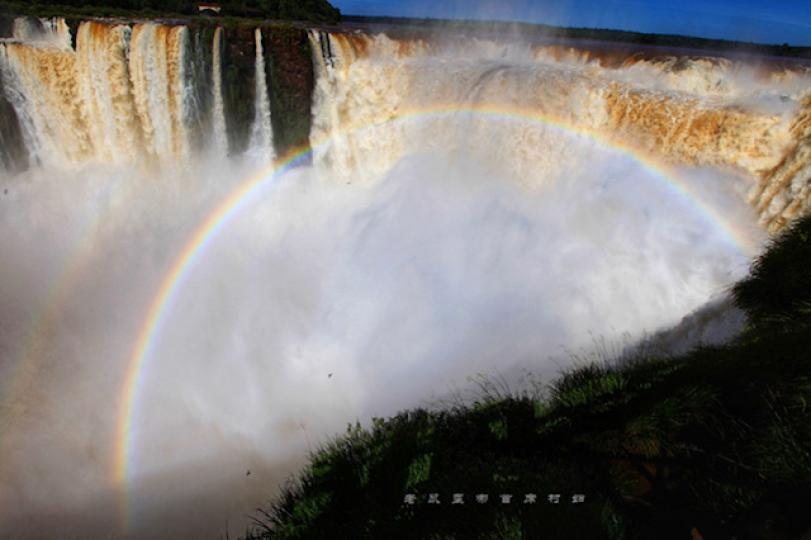瓜拉尼語「偉大的水」
在著名的瀑布中，最特別的當屬伊瓜蘇瀑布，不僅是因為它位於阿根廷、巴西和巴拉圭三個國家之間，更特別的是靠近瀑布、分屬三個國家的小城全部都叫：伊瓜蘇。「伊瓜蘇」這名字是來自印第安人的...