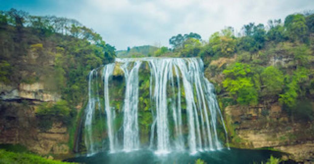 黃果樹瀑布

貴州黃果樹瀑布因兩岸生長着「黄果樹」而得名，有「亞洲第一大瀑布」之稱。瀑布周圍植物茂盛，峽谷、溶洞、石林、石柱比比皆是。...