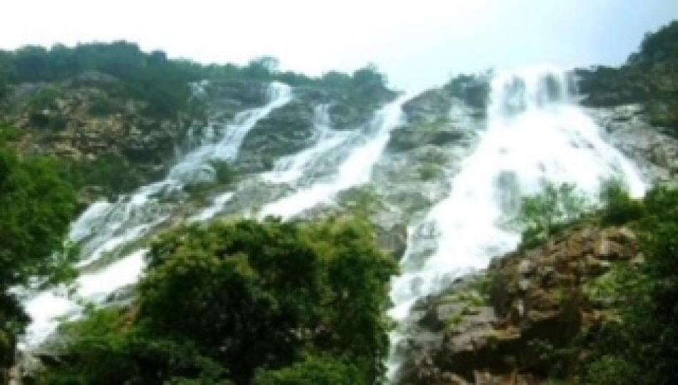 廣州增城白水寨有一條峽谷瀑布徒步路線。白水寨山高828米，白水仙瀑落差就有428.5米，堪為國內第一飛瀑。仙瀑從山頂飛瀉而下，宛如一位少女裙袂飄飄，迎風而立，其美態令人嘆為觀止。...