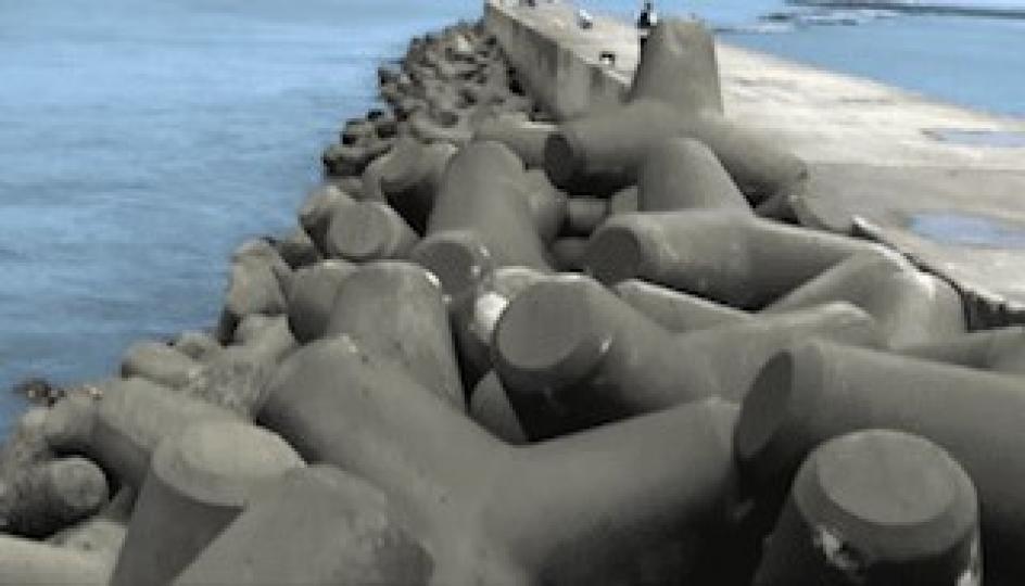 消波塊
這種水泥塊一般是在堤壩外圍擺放著的，作用是去吸收或減弱海浪拍打過來的衝擊力，從而保護海岸，統稱叫做「消波塊」。...