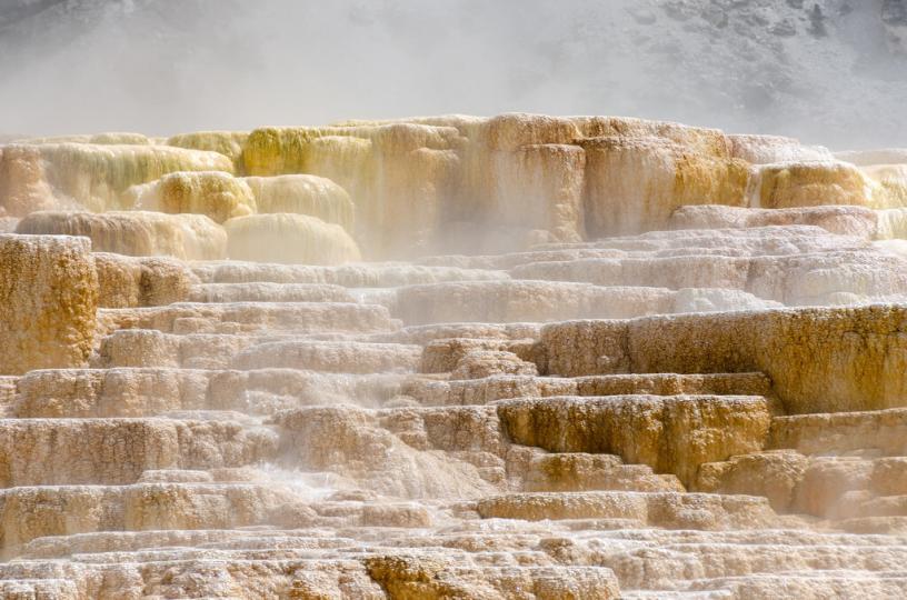 階梯狀的「黃金」寶地
這黃金寶地於美國黃石公園，溫泉區佈滿了石灰石台階，是世界上最大的碳酸鹽沉積溫泉。黃石公園最初建立的最重要目的之一就是為了保護它獨特的地熱景觀。這裏都是溫泉口，泉水沿着山坡往下流，...