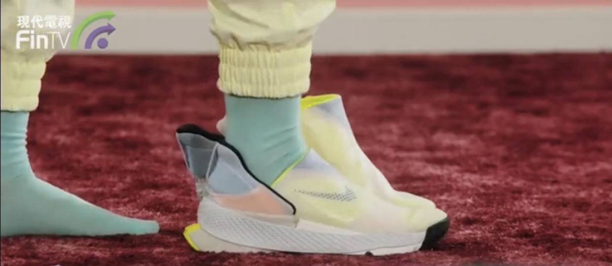 新發明
這款名為「Go FlyEase」的運動鞋由兩段構成，穿之前處於彎折的開放狀態。當用戶將腳踩進去時，鞋子就自動變為關閉狀態。脫鞋時，一只腳踩住另一只腳的後跟，鞋子自動變為開放狀態。...