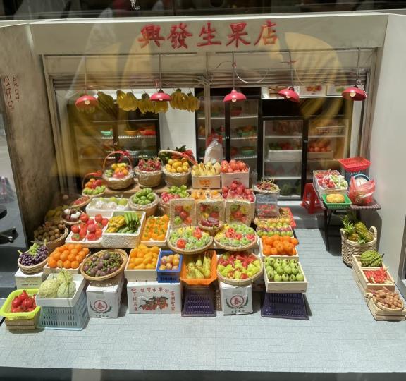 生菓店很多款生果，不過有得睇冇得買，是官塘商場模型展覽...