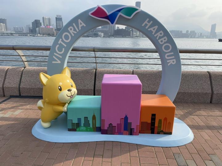 灣仔海濱長廊有小型頒奬台裝飾是預祝香港嬴奧運...