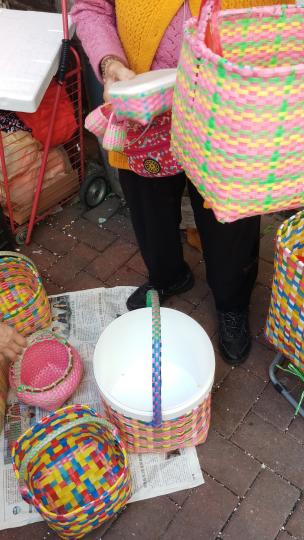 婆婆用七彩膠帶 
手工編織的籃子
美麗又實用啊...