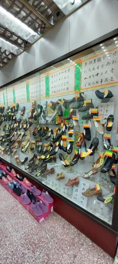 位於屯門並已開業
超過50年的懷舊的鞋店 
每個角落都貼上老闆的墨寶...