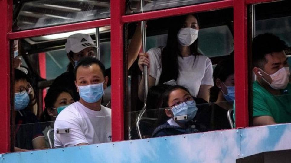 強制香港境內公共交通工具乘客佩戴口罩，範圍包括港鐵車站已付費（已檢票）區域。任何乘客不佩戴口罩，警察、公共交通站員、司機等可要求其戴上，甚至拒絶其乘車。不遵從指示者可被罰款5000港元（645美元；4...