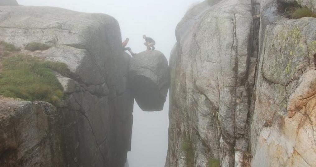 奇跡石它是挪威著名的
旅遊景點,它坐落在挪威
 謝拉格山的山頂上,距
離谷底大約1000米,這
塊有5立方米的石頭卡
在兩處絶壁中間,被稱
"勇敢者之石",如果你
有膽量爬到奇跡石上
谷底的無限風光便...