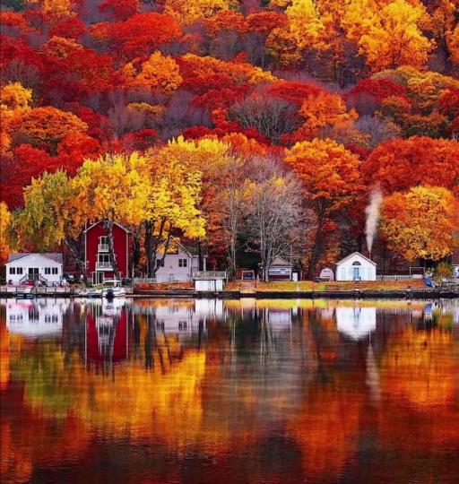 天空之鏡，秋色如畫，美極了！...
