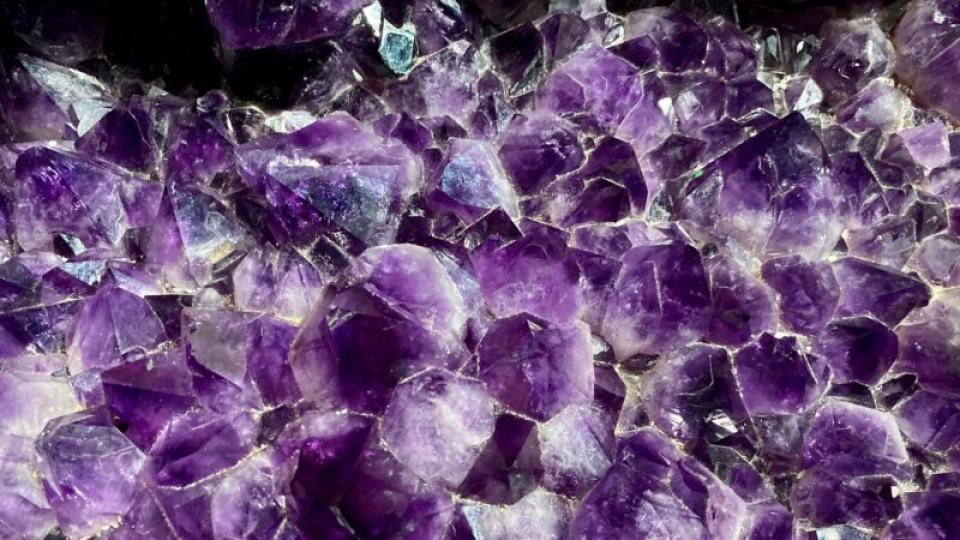 紫水晶
近日，烏拉圭的礦工破開一塊礦石時，赫然發現發現其中的水晶礦。...