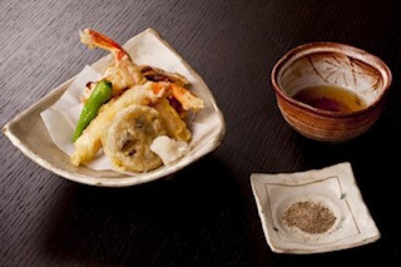 天婦羅
天婦羅是將海鮮、新鮮蔬菜和其他食村，裹上蛋汁和麵粉調製的麵糊，然後再加以油炸的日本料理。自己也可以買天婦羅麵糊自製。...