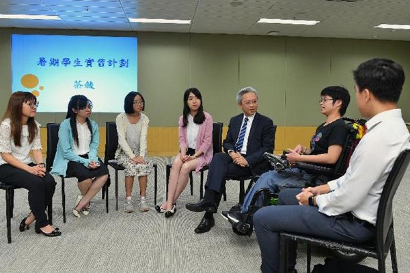 茶敍分享: 羅智光(右三)與參加政府暑期實習計劃的殘疾專上學生彭家曦(左二)、鄭瑜(左三)和范嘉燕(右二)茶敍。曾參加實習計劃的二級行政主任沈凱琳(左四)在聚會上分享經驗。 茶敍分享: 羅智光(右三)與參加政府暑期實習計劃的殘疾專上學生彭家曦(左二)、鄭瑜(左三)和范嘉燕(右二)茶敍。曾參加實習計劃的二級行政主任沈凱琳(左四)在聚會上分享經驗。