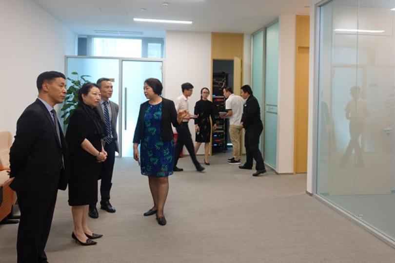 觀摩交流: 鄭若驊(左二)在北京參觀北京互聯網法院。 觀摩交流: 鄭若驊(左二)在北京參觀北京互聯網法院。