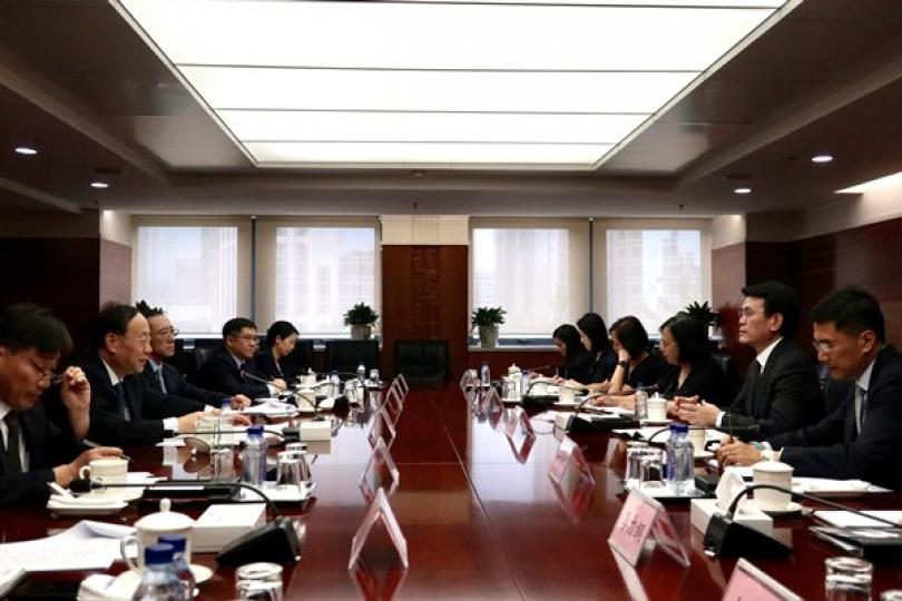 會面共議: 邱騰華(右二)在北京與商務部副部長王炳南(左二)會面。 會面共議: 邱騰華(右二)在北京與商務部副部長王炳南(左二)會面。