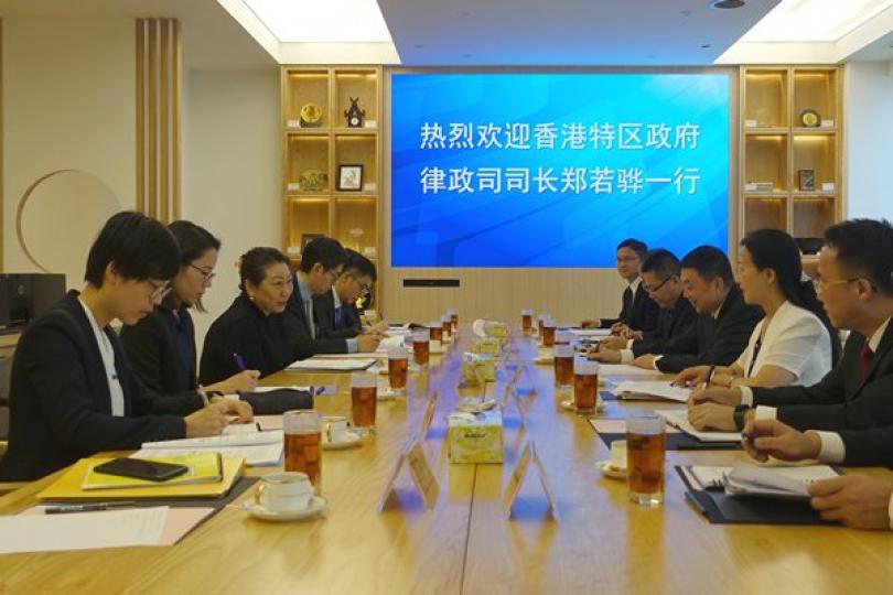交流: 鄭若驊(左三)與廣東省高級人民法院院長龔稼立(右三)會面。 交流: 鄭若驊(左三)與廣東省高級人民法院院長龔稼立(右三)會面。