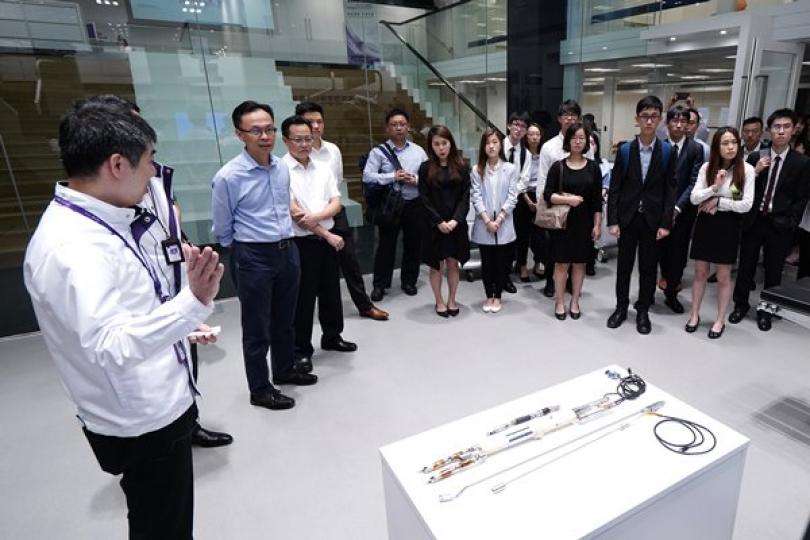 科技研發: 聶德權(左二)與學生到訪位於東莞的松山湖國際機器人產業基地,參觀一家生物醫學工程公司。 科技研發: 聶德權(左二)與學生到訪位於東莞的松山湖國際機器人產業基地,參觀一家生物醫學工程公司。