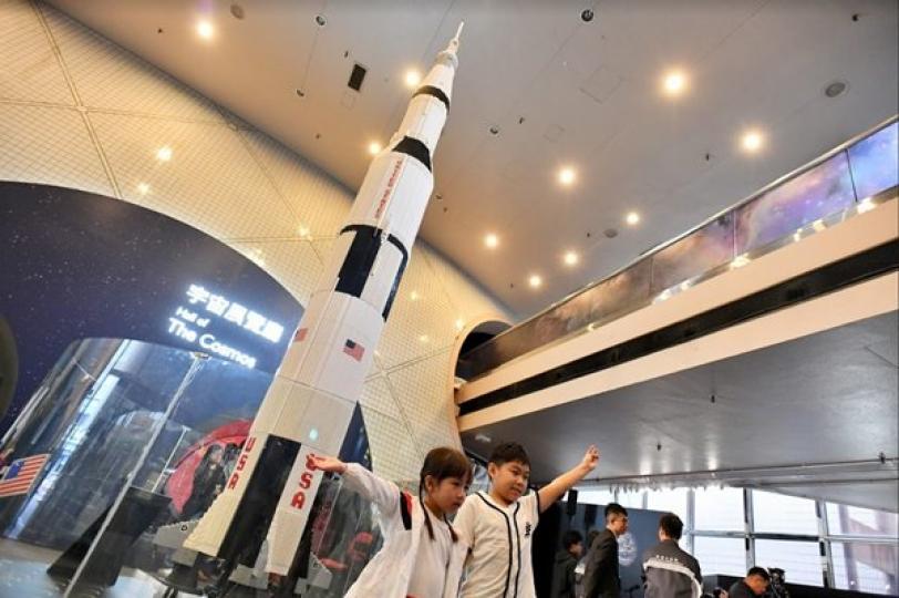搭載飛船: 土星五號火箭模型由超過20萬塊積木砌成,高達五米。 搭載飛船: 土星五號火箭模型由超過20萬塊積木砌成,高達五米。