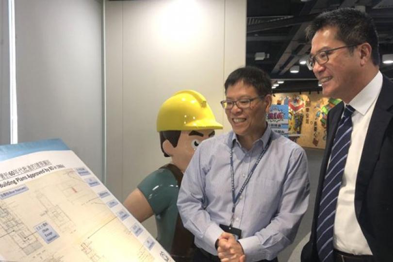 增加了解: 黃偉綸(右)到訪屋宇署,副署長余德祥向他介紹部門的工作,包括以不同途徑推廣樓宇安全。 增加了解: 黃偉綸(右)到訪屋宇署,副署長余德祥向他介紹部門的工作,包括以不同途徑推廣樓宇安全。