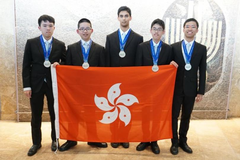 出類拔萃: 香港學生(左起)鄒駿宏、劉思進、Gaurav Arya、李達生、關亮節在第50屆國際物理奧林匹克表現卓越,為港爭光。 出類拔萃: 香港學生(左起)鄒駿宏、劉思進、Gaurav Arya、李達生、關亮節在第50屆國際物理奧林匹克表現卓越,為港爭光。