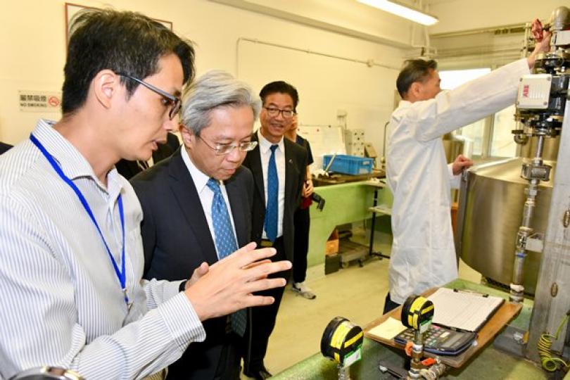 訪水務署: 羅智光(左二)到訪水務署龍翔道機電工場,參觀水錶測試實驗所,了解已獲認證水錶準確程度測試服務。 訪水務署: 羅智光(左二)到訪水務署龍翔道機電工場,參觀水錶測試實驗所,了解已獲認證水錶準確程度測試服務。