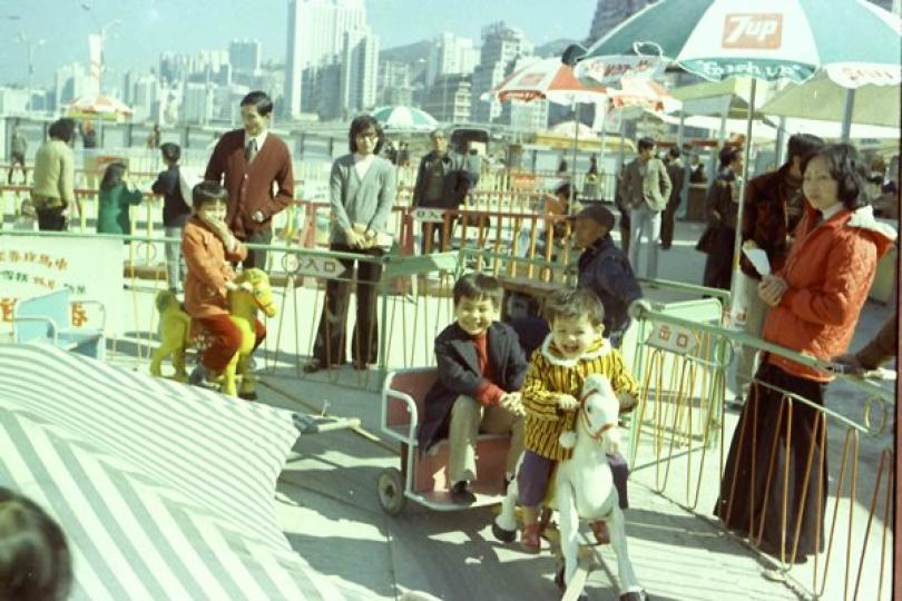 歡樂時光: 流動展中,一張70年代的照片拍攝兒童在灣仔新填地工展會玩樂(由莊慶輝提供)。 歡樂時光: 流動展中,一張70年代的照片拍攝兒童在灣仔新填地工展會玩樂(由莊慶輝提供)。