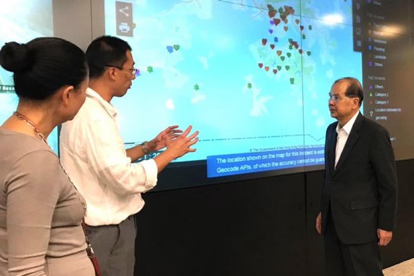 應對颱風: 張建宗(右)視察保安局的緊急事故監察及支援中心。 應對颱風: 張建宗(右)視察保安局的緊急事故監察及支援中心。
