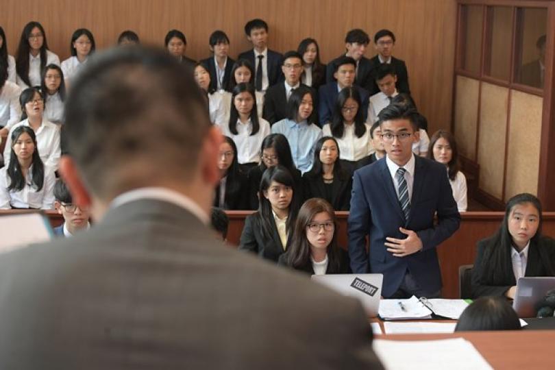 高度專注: 鍾楚翹在模擬法庭比賽中代表辯方發言,認為活動有助訓練專心聆聽的能力。 高度專注: 鍾楚翹在模擬法庭比賽中代表辯方發言,認為活動有助訓練專心聆聽的能力。