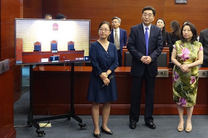 參觀法院: 鄭若驊(前排右)在上海海事法院院長汪彤(前排中)陪同下,與香港法律和爭議解決業界人士參觀上海海事法院。 參觀法院: 鄭若驊(前排右)在上海海事法院院長汪彤(前排中)陪同下,與香港法律和爭議解決業界人士參觀上海海事法院。