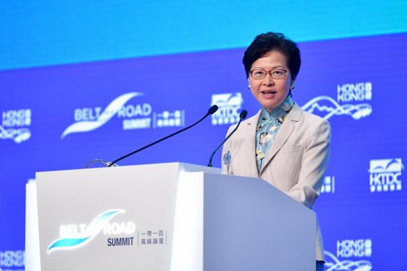 開拓機遇: 林鄭月娥致辭時表示,香港是中國最具競爭力和最國際化的城市,正好作為「一帶一路」建設的門戶,開拓「一帶一路」未來發展和各樣機遇。 開拓機遇: 林鄭月娥致辭時表示,香港是中國最具競爭力和最國際化的城市,正好作為「一帶一路」建設的門戶,開拓「一帶一路」未來發展和各樣機遇。