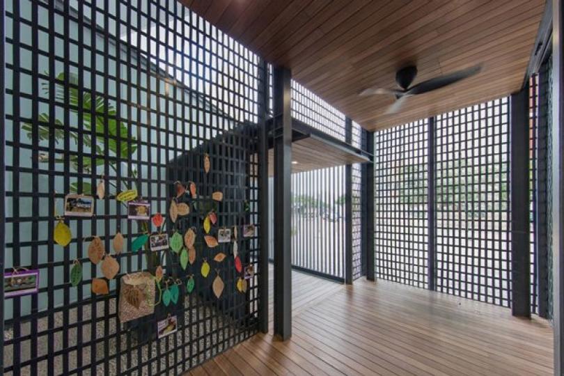 綠色建築: 回收站的多用途室門廊以垂直和方格子的金屬線條作屏風，既可遮擋陽光，也有助空氣流通。