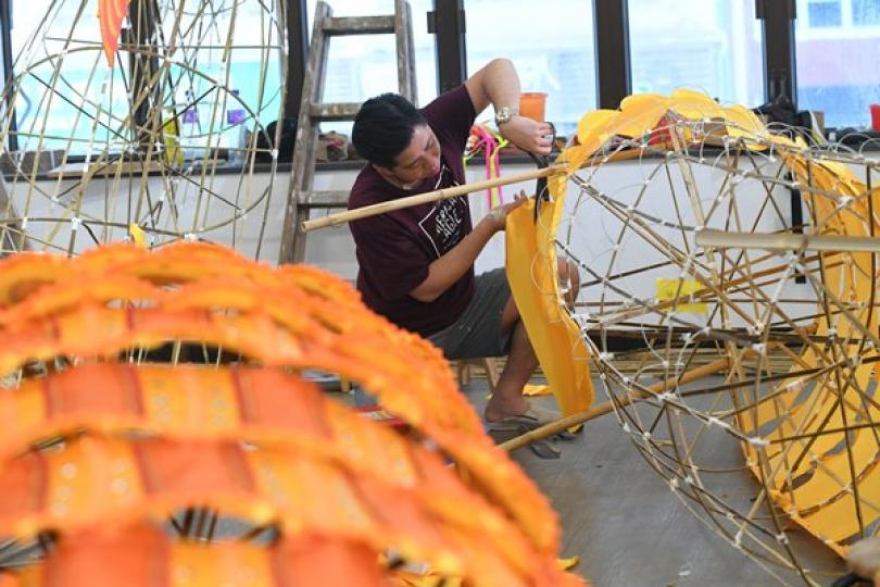 心靈手巧: 許嘉雄說，金龍花燈以60、70個竹架組裝而成，呈盤龍騰升之勢。