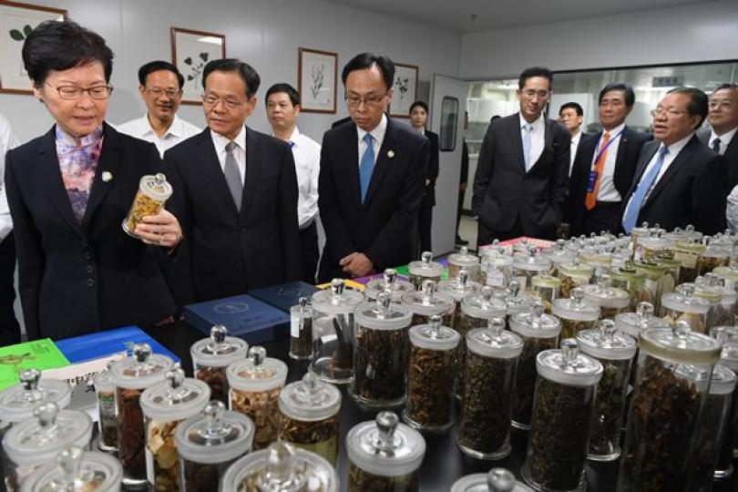 深入了解: 林鄭月娥（左）參觀廣西---香港（STC）檢驗檢測認證中心。