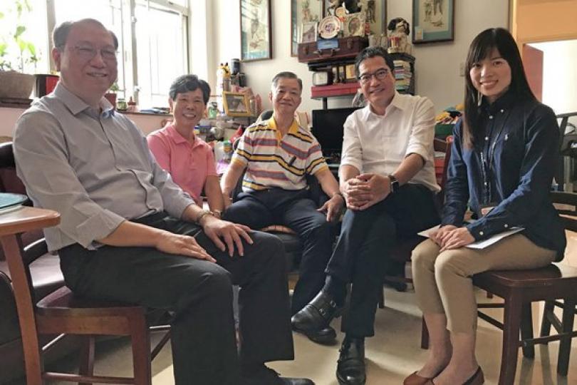 環境改善: 黃偉綸(右二)探訪長者業主林先生(中)和林太太(左二),了解他們通過長者維修自住物業津貼計劃獲資助為居所進行裝修工程的情況。 環境改善: 黃偉綸(右二)探訪長者業主林先生(中)和林太太(左二),了解他們通過長者維修自住物業津貼計劃獲資助為居所進行裝修工程的情況。