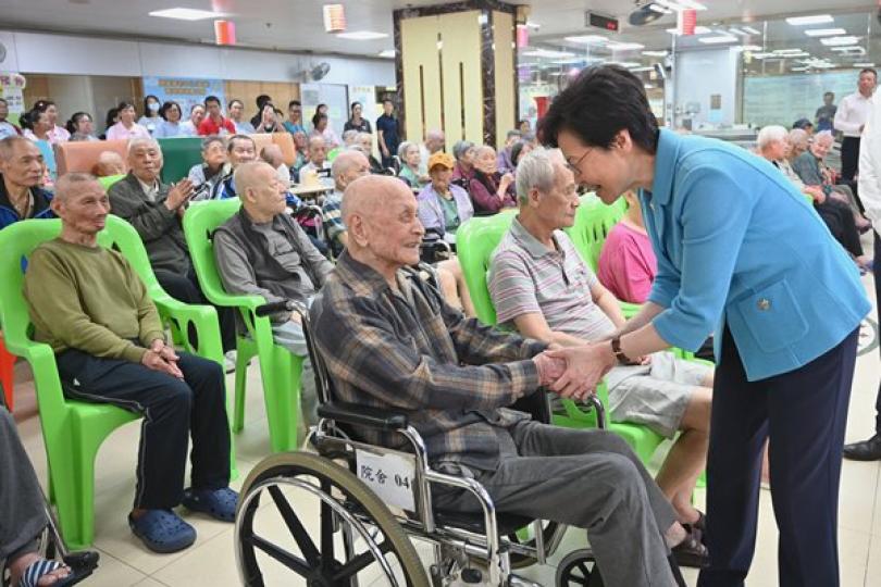 特首探望長者送上佳節祝福 特首探望長者送上佳節祝福