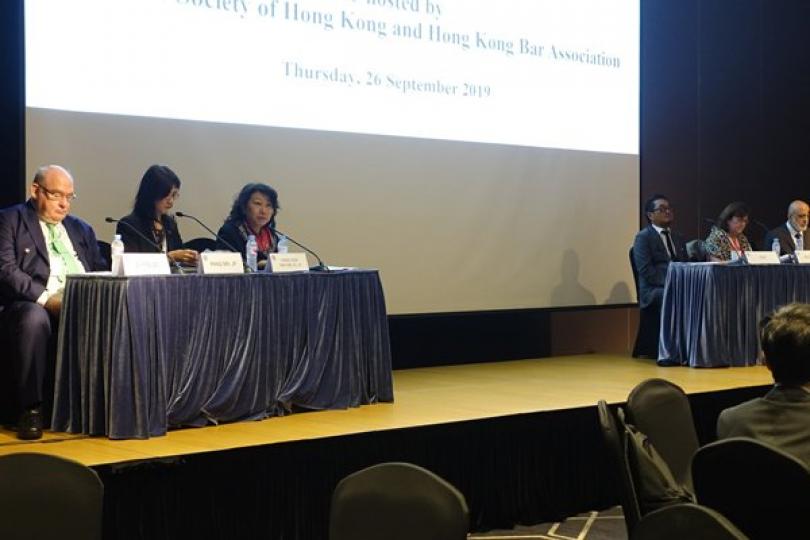 香港優勢: 鄭若驊(左三)在香港律師會和香港大律師公會合辦的早餐會上發表演說。 香港優勢: 鄭若驊(左三)在香港律師會和香港大律師公會合辦的早餐會上發表演說。