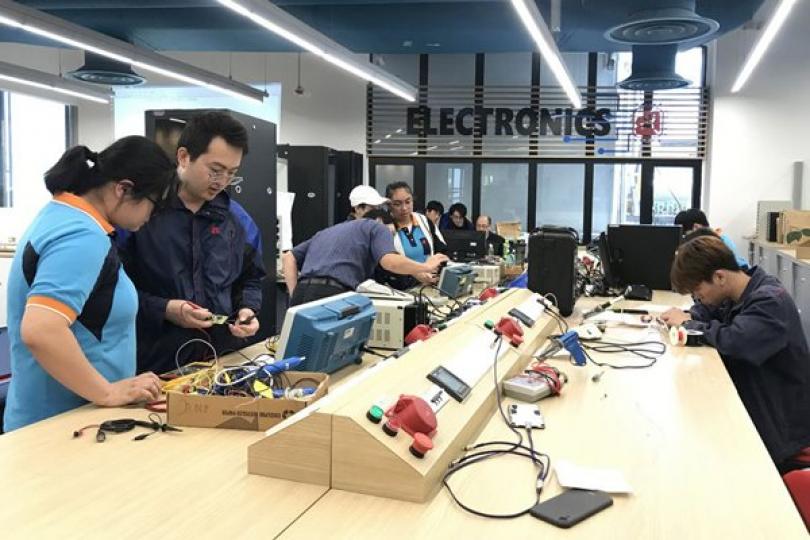 技能培訓: 九龍灣機電署總部大樓旁的技能評估中心,為年輕學員提供機械、電氣、電子、空調等訓練及工藝測試服務。 技能培訓: 九龍灣機電署總部大樓旁的技能評估中心,為年輕學員提供機械、電氣、電子、空調等訓練及工藝測試服務。