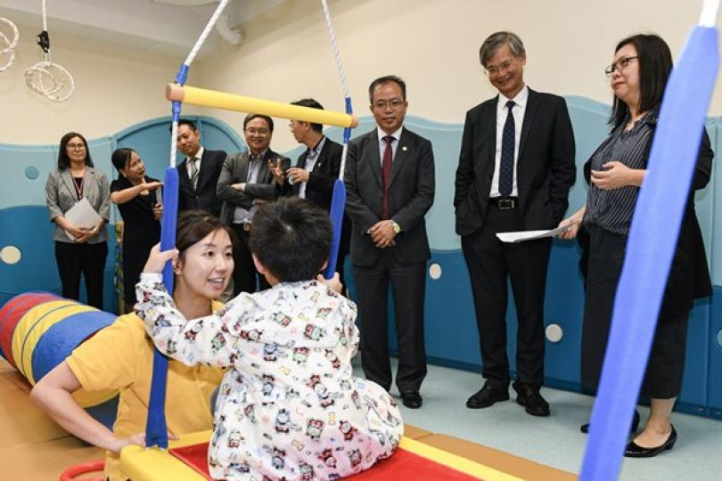 羅致光視察學前兒童康復服務 羅致光視察學前兒童康復服務