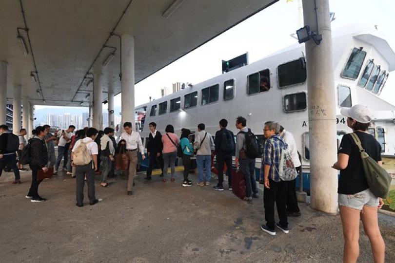【港聞焦點】警驅散釀人疊人 16人傷重 義務急救員稱疊5層 警指傷勢與人踩人不脗合 | 明報 【港聞焦點】警驅散釀人疊人 16人傷重 義務急救員稱疊5層 警指傷勢與人踩人不脗合 | 明報