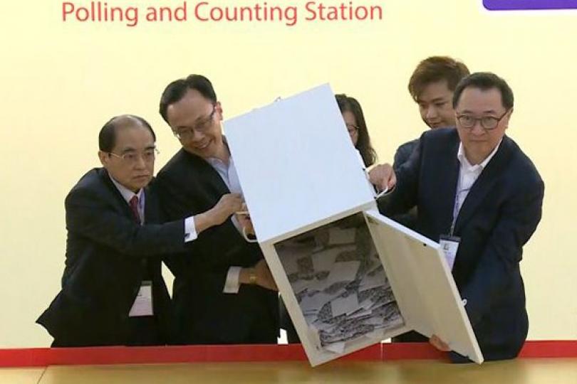 【港聞焦點】警驅散釀人疊人 16人傷重 義務急救員稱疊5層 警指傷勢與人踩人不脗合 | 明報 【港聞焦點】警驅散釀人疊人 16人傷重 義務急救員稱疊5層 警指傷勢與人踩人不脗合 | 明報