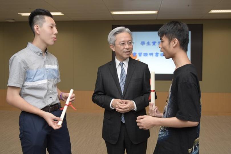 羅智光向展亮實習生頒發證書 羅智光向展亮實習生頒發證書