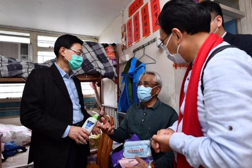 李家超向馬鞍山長者派口罩 李家超向馬鞍山長者派口罩