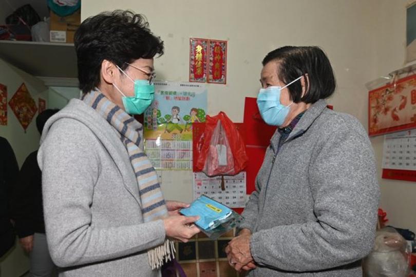 林鄭月娥訪長者派口罩 林鄭月娥訪長者派口罩
