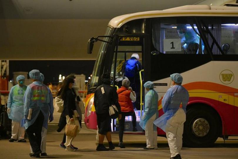 郵輪五港人乘第三班包機抵港 郵輪五港人乘第三班包機抵港