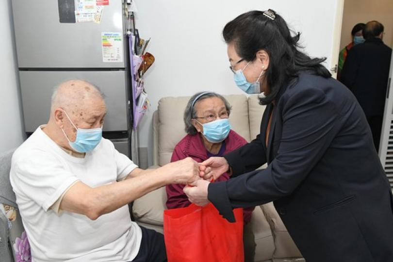 鄭若驊向有需要家庭派口罩 鄭若驊向有需要家庭派口罩