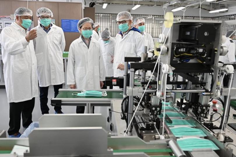 特首視察懲教署增口罩產量情況 特首視察懲教署增口罩產量情況