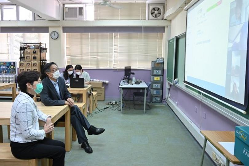 特首訪中學了解電子學習情況 特首訪中學了解電子學習情況