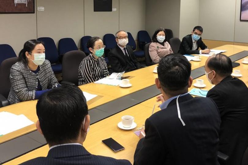 聆聽: 劉江華(後排中)與物業管理、清潔和保安業界代表會面,聆聽他們對優化物業管理業界抗疫支援計劃的意見。 聆聽: 劉江華(後排中)與物業管理、清潔和保安業界代表會面,聆聽他們對優化物業管理業界抗疫支援計劃的意見。